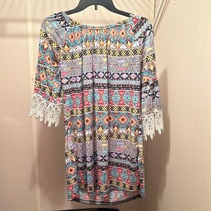 Half sleeve tunic with beautiful lace on sleeves. L-XL